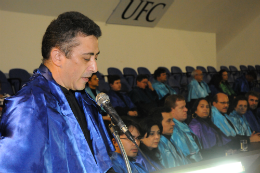 Imagem: O Prof. Francisco Casimiro Filho, coordenador do Curso de Agronomia, foi o orador docente na solenidade