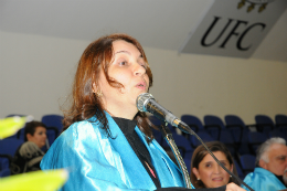 Imagem: A Profª Ana Paula de Medeiros Ribeiro, da Faculdade de Educação, falou em nome dos docentes