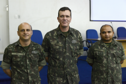 Imagem: De acordo com o Cel. Luis Cláudio Basto (centro), esta é uma oportunidade para que os alunos vivenciem os desafios do Exército