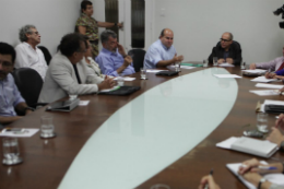 Imagem: Acompanhados de suas equipes, Roberto Cláudio e Jesualdo Farias discutem, na sala de reuniões da Reitoria, ações conjuntas para Fortaleza