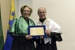 Imagem: Profª Silvia Bomfim Hyppólito recebe do Reitor o título de Professor Emérito da UFC