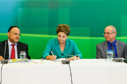 Imagem: Presidenta Dilma Rousseff assina decretos durante reunião com Reitores das Universidades Federais (Foto: Roberto Stuckert Filho/PR)