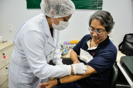 Imagem: Exame de sangue realizado em servidor em unidade móvel no Centro de Humanidades (Foto: Rafael Cavalcante)