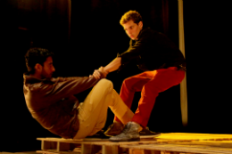Imagem: Caio e Léo, texto do jovem dramaturgo cearense Rafael Martins (foto: Sol Coelho)