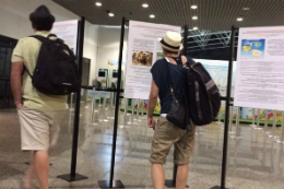 Imagem: Turistas visitam a exposição do projeto no Aeroporto Internacional Pinto Martins (Foto: Divulgação)