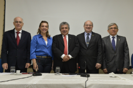 Imagem: O novo presidente da Andifes, Prof. Targino Araújo Filho (ao centro), e os novos membros da diretoria da Associação (Foto: Jr. Panela)