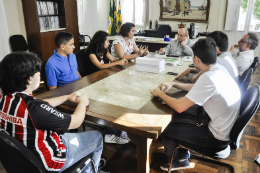 Imagem: Reitor recebeu o grupo de estudantes em seu Gabinete, na Reitoria (Foto: Ribamar Neto)