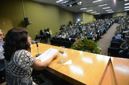 Imagem: Conferência é presidida pela Profª Verônica Ximenes, do Departamento de Psicologia (foto: Jr. Panela)