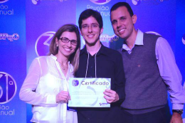 Imagem: Mário Roberto Lisboa (ao centro) recebeu o prêmio Unilever Travel Hatton (Foto: Divulgação)