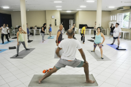 Imagem: Aula de ioga para servidores acontece no Campus do Benfica (Foto: Ribamar Neto)
