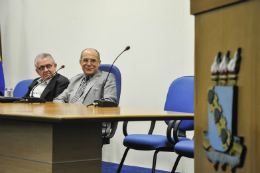 Imagem: Reitor Jesualdo Farias reuniu-se com equipe no auditório da Reitoria, tendo ao lado o Vice-Reitor, Prof. Henry Campos (Foto: Ribamar Neto)