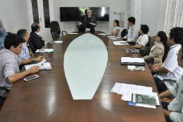 Imagem: Posse dos nove servidores aconteceu na sala de reuniões da vice-reitoria (Foto: Guilherme Braga)