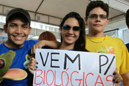 Imagem: Alunos do Curso de Ciências Biológicas durante a Feira das Profissões, no Campus do Pici (Foto: CCSMI/UFC)