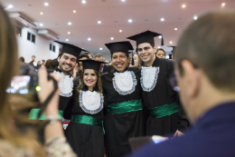 Imagem: Formandos de Medicina vibraram com a cerimônia de colação de grau (Foto: Ribamar Neto)