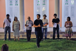 Imagem: Ensaio de apresentação do grupo Quero Ver Teatro no jardim da Reitoria (Foto: Divulgação)