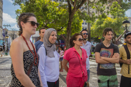 Imagem: Estudantes estrangeiros passeiam pela Praça do Ferreira em aula ao ar livre (Imagem: Divulgação) 