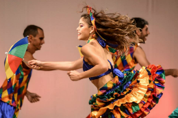 Imagem: "Entre Penas e Contas" traz danças de influência étnica negra e indígena (Foto: Cláudio Etges)