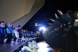 Imagem: Concludentes fazem juramento diante das autoridades universitárias (Foto: Jr. Panela)