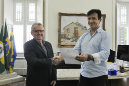 Imagem: Reitor Henry Campos e Prof. Custódio Almeida durante assinatura da portaria de nomeação