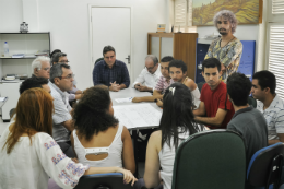 Imagem: Prof. Manuel Antônio de Andrade Furtado Neto recebeu alunos residentes (Foto: Ribamar Neto)