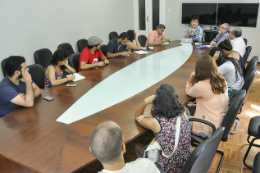 Imagem: Mesa de reunião com professores e estudantes debatendo