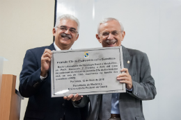 Imagem: Prof. Aldo Lima e Prof. Manassés Claudino Fonteles com placa em homenagem pela descoberta dos hormônios chamados guanilinas (Foto: Ribamar Neto/UFC)