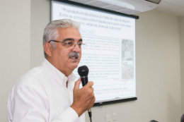 Imagem: Prof. Aldo Lima coordena o encontro do Centro de Medicina Tropical