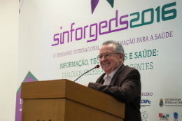 Imagem: Prof. Henry Campos discursa na abertura do IV Sinforgeds