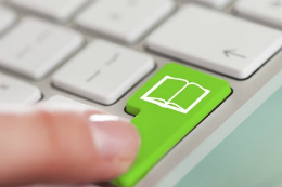 Imagem: Teclado de computador com uma chave de livro verde