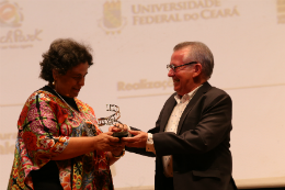 Imagem: Reitor entrega troféu à Embaixadora do México no Brasil, Beatriz Paredes (Foto: Arlindo Barreto)