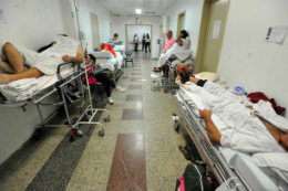 Imagem: Corredor de hospital com pacientes em macas