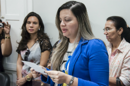 Imagem: Marília Barros de Morais Pereira fazendo a leitura do juramento do termo de posse