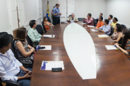 Imagem: Reitor dá posse a novos servidores na sala de reuniões da Reitoria