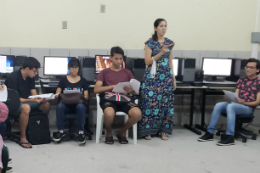 Imagem: fotos de alunos sentados em círculo em um laboratório de informática
