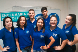 Imagem: Grupo de estudantes com camisa azul posam para foto