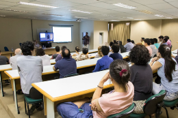 Foto do público na sala de videoconferência da STI, no Campus do Pici.