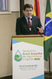 Foto do secretário-executivo de agronegócio da Secretaria do Desenvolvimento Econômico e Trabalho, Sílvio Carlos Vieira Lima, falando do púlpito para a plateia
