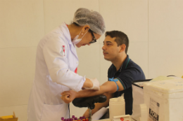 Imagem: foto de servidor fazendo coleta de sangue para exames laboratoriais