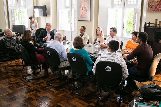 Imagem: Mesa de reunião com o reitor Cândido Albuquerque e demais autoridades acadêmicas na assinatura da ordem de serviço