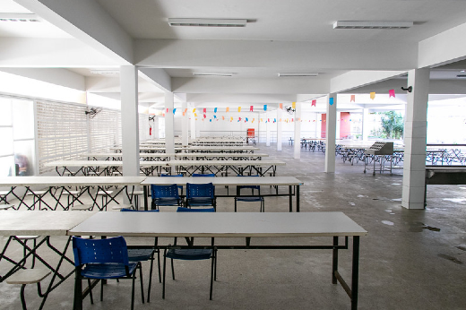 Imagem: Foto de mesas e cadeiras no ambiente interno do Restaurante Universitário 1 do Campus do Pici