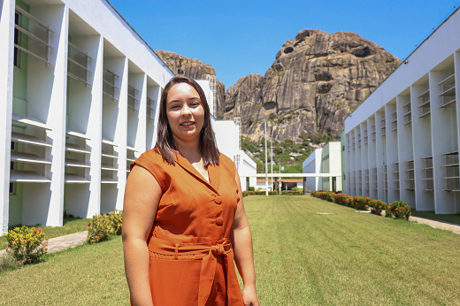 Imagem: Virgínia Farias, egressa do Campus de Quixadá, posando para foto em área externa do campus (Foto: Ribamar Neto/UFC)