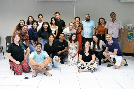 Imagem: Foto de estudantes numa sala, posando. Alguns em pé, outros agachados