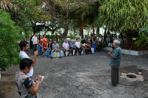 Imagem: pessoas no pátio do curso de Arquitetura acompanham solenidade