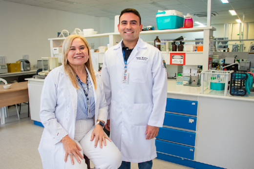 Imagem: Pesquisadores posam em laboratório