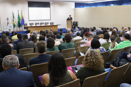 Imagem: Foto do reitor Custódio Almeida discursando para a plateia no Auditório da Reitoria da UFC