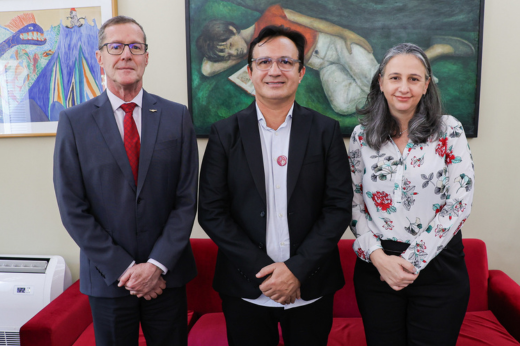 Imagem: Reitor e Vice-Reitora do ITA posando para foto, junto ao reitor Custódio Almeida, no Gabinete da Reitoria 