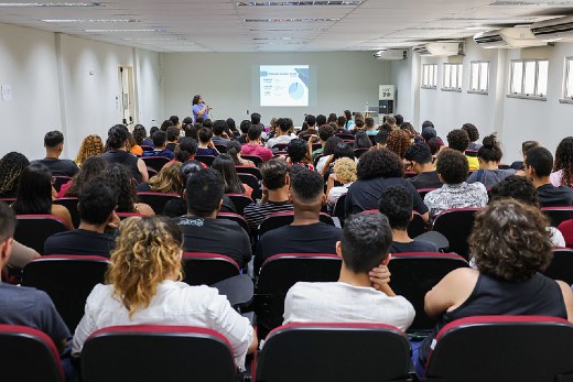 Fotografia geral da palestra com a pró-reitora de assuntos estudantis, Márcia regina Arão, no auditório do CEI