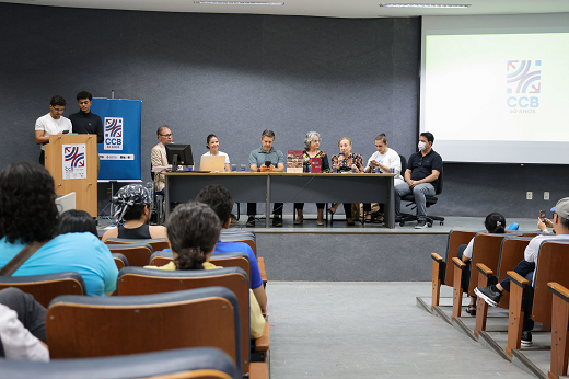 Imagem: Sete pessoas sentadas na mesa principal de um auditório (Foto: Viktor Braga/UFC)