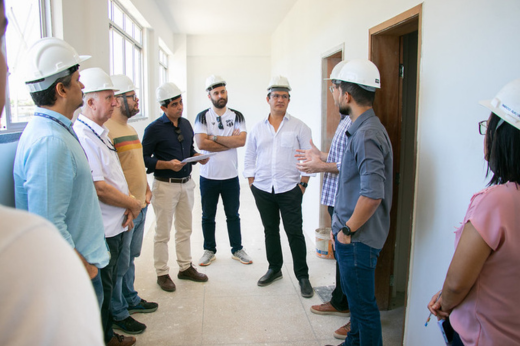 Imagem: Reunião do reitor Custódio Almeida com a equipe da UFC Infra em visita às obras na Central Analítica