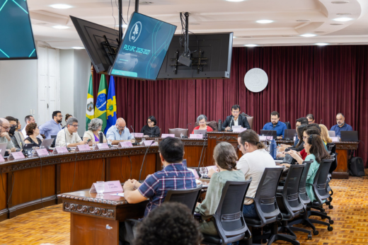 Imagem: Foto de vista lateral da sala durante a reunião do CONSUNI